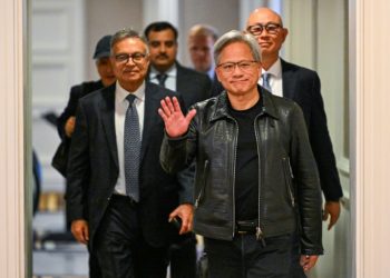 Jensen Huang, cofounder and CEO of Nvidia, waves as he arrives for a media roundtable in Kuala Lumpur on December 8, 2023. ©AFP