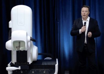 Elon Musk's Neuralink startup designed a surgical robot to implant devices into brains to link them to computers. ©AFP