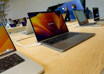 Apple computers on display at an Apple store in Miami, Florida on April 11, 2023 . ©AFP
