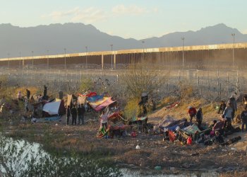 Migrants seeking asylum in the United States wait on the Mexican side of the border in Ciudad Juarez, after the US Supreme Court lifted its hold on a Texas law that allows state police to arrest and deport migrants / ©AFP