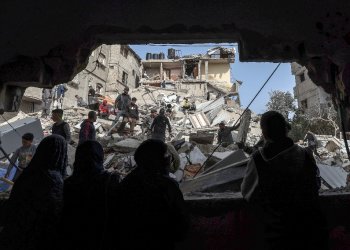 Palestinians check the rubble of buildings that were destroyed following overnight Israeli bombardment in Rafah, in the southern Gaza Strip / ©AFP