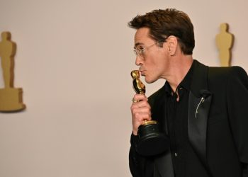 Robert Downey Jr. poses with his Oscar for best supporting actor for 'Oppenheimer'. ©AFP