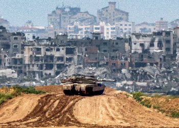 An Israeli army battle tank at a position along the border with Gaza on March 19, 2024 / ©AFP