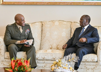 Ivorian President Alassane Ouattara (R) meets General Michael Langley, commander of US Africa Command. ©AFP