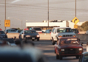A white Ford Bronco containing a fugitive OJ Simpson led a convoy of police cars down southern California's freeways. ©AFP