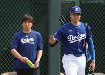 Interpreter Ippei Mizuhara (left) was released on bail on charges of stealing $16 million from Los Angeles Dodgers star Shohei Ohtani (right). ©AFP