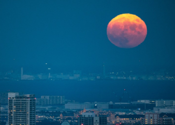 The moon over Tokyo on September 10, 2022. ©AFP