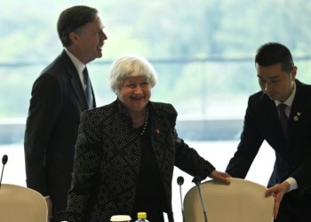 US Treasury chief Janet Yellen (C) and Ambassador to China Nicholas Burns (L) attend a roundtable with business leaders in Guangzhou. ©AFP