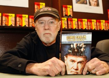 George Carlin poses with his book "All My Stuff" on December 11, 2007 in Los Angeles, California. ©AFP