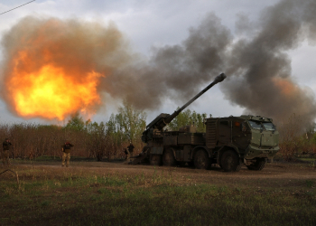 Ukrainian forces fire at Russian troops with a 155 mm self-propelled howitzer 2C22 Bohdana in the Kharkiv region, on April 21, 2024 / ©AFP