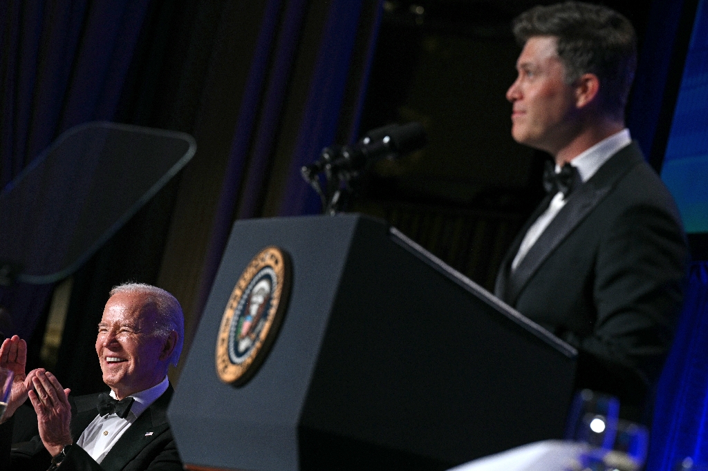 US President Joe Biden laughs as comedian Colin Jost (R) speaks during the White House Correspondents' Association dinner at the Washington Hilton on April 27, 2024 / ©AFP