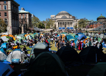 People rally on the campus of Columbia University which is occupied by pro-Palestinian protesters in New York on April 22, 2024 / ©AFP