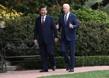 US President Joe Biden and Chinese President Xi Jinping walk together after a meeting in Woodside, California on November 15, 2023 / ©AFP