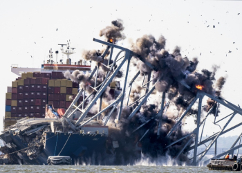 Crews conduct a controlled demolition of a section of the Francis Scott Key Bridge, resting on the Dali container ship, in Baltimore on May 13, 2024. ©AFP
