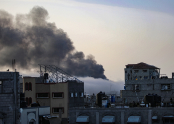 Smoke rises above buildings at sunrise in the aftermath of Israeli bombardment in Rafah in the southern Gaza Strip  / ©AFP