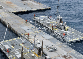 A handout photo courtesy of the US Central Command (CENTCOM) taken on April 26, 2024, shows construction work on the floating JLOTS pier in the Mediterranean Sea. ©AFP