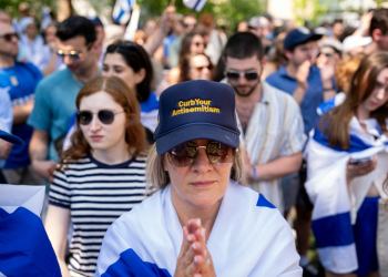 A woman wears a hat that reads "Curb Your Antisemitism" during a rally against campus antisemitism at George Washington University on May 2. ©AFP