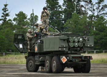 Soldiers put up the antenna of a HIMARS rocket system as part of the Balikatan military exercises last week. ©AFP
