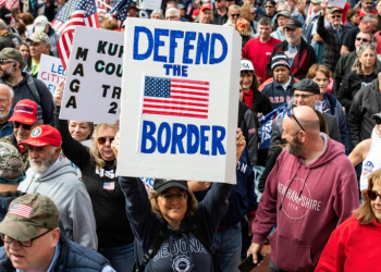 Demonstrators at a "close the border" rally in Boston, Massachusetts, on May 4, 2024. ©AFP