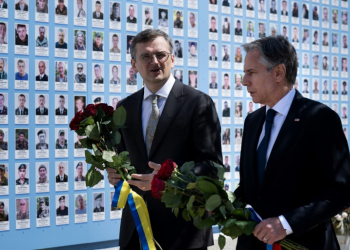 Blinken visited a memorial for fallen Ukrainians in Kyiv with Ukraine's Foreign Minister Dmytro Kuleba. ©AFP