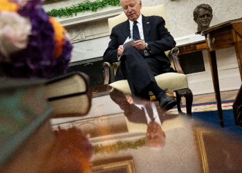US President Joe Biden looks at note cards as he meets with Romanian President Klaus Iohannis in the Oval Office of the White House in Washington, DC, on May 7, 2024. / ©AFP