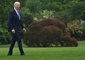 US President Joe Biden walks on the South Lawn of the White House after returning on Marine One, in Washington, DC, on May 6, 2024. Biden is returning from Wilmington where he spent the weekend. / ©AFP