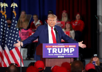 Former US president and Republican presidential candidate Donald Trump repeated in his false allegations of a stolen election as he campaigned in Wisconsin on May 1, 2024 / ©AFP