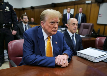 Former US president Donald Trump and his attorney Emil Bove in Manhattan Criminal Court / ©AFP