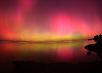 The Aurora Australis, also known as the Southern Lights, glows over Lake Ellesmere outside Christchurch in New Zealand after the most powerful solar storm in more than two decades. ©AFP