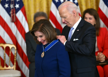 US President Joe Biden presents the Presidential Medal of Freedom to former House speaker Nancy Pelosi / ©AFP