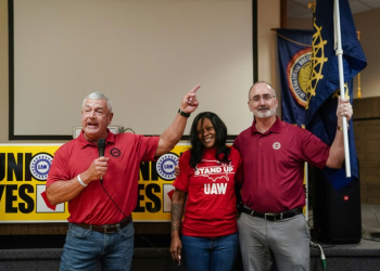 United Auto Workers (UAW) President Shawn Fain, right, celebrates with local organizers at a UAW vote watch party on April 19, 2024 in Chattanooga, Tennessee. ©AFP
